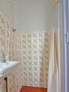 La salle de bains est pourvue d'un lavabo et d'un rideau de douche. dans l'établissement OYO Hotel Castro Alves, São Paulo, à São Paulo