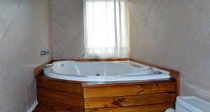 eine Badewanne im Bad mit Fenster in der Unterkunft Marina de las Pampas in Mar de las Pampas + 10 Fotos
