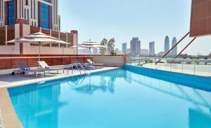 Bazén v ubytování Staybridge Suites - Doha Lusail, an IHG Hotel nebo v jeho okolí