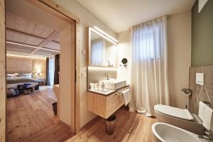Kupatilo u objektu Goldene Rose Karthaus a member of Small Luxury Hotels of the World