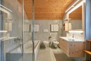 Kupatilo u objektu Goldene Rose Karthaus a member of Small Luxury Hotels of the World