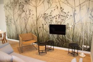 a living room with a tv and a couch at Veldzicht Metslawier in Metslawier