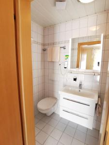 Koupelna v ubytování Gästehaus Köglmaier + 26 fotografií