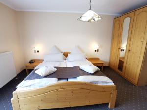 En eller flere senge i et værelse på Gästehaus Köglmaier