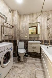 エカテリンブルクにあるЮмашева DreamHouse Апарт-отельのバスルーム(トイレ、洗面台、洗濯機付)