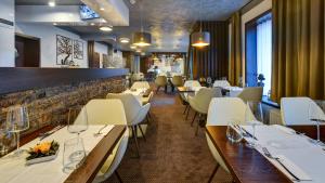 Reštaurácia alebo iné gastronomické zariadenie v ubytovaní WILLIAM Congress&Wellness Mountain HOTEL ****