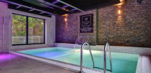 Bazén v ubytovaní WILLIAM Congress&Wellness Mountain HOTEL **** alebo v jeho blízkosti