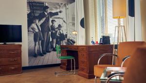 a room with a desk with a picture of men at Hotel New York in Rotterdam