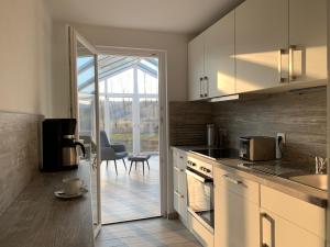 Kuchyň nebo kuchyňský kout v ubytování Ferienhaus bei den Kreidefelsen - Ihr Zuhause auf Rügen + 26 fotografií