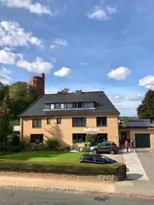 ein Haus mit einem davor geparkt in der Unterkunft Haus Luisenhof in Mölln