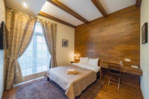 Кровать или кровати в номере Petrani Nivki