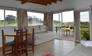 瑪爾德拉斯潘帕斯的住宿－Marina de las Pampas，客厅配有沙发和桌子