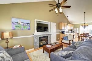 un salon avec un canapé et une cheminée dans l'établissement KY Cottage, with hot tub and lake view, on the Bourbon Trail, à Taylorsville