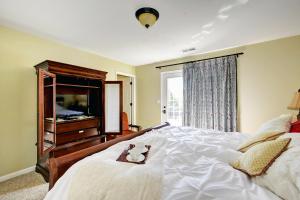 une chambre avec un grand lit et une télévision dans l'établissement KY Cottage, with hot tub and lake view, on the Bourbon Trail, à Taylorsville 38 autres photos