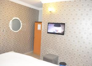 Sjónvarps- og/eða afþreyingartæki á Triple Tee Hotel