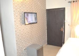Sjónvarps- og/eða afþreyingartæki á Triple Tee Hotel