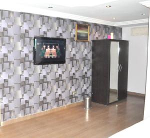 Sjónvarps- og/eða afþreyingartæki á Triple Tee Hotel