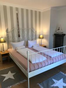 Un dormitorio con una cama grande con estrellas. en Malermeisterhaus en Stühlingen