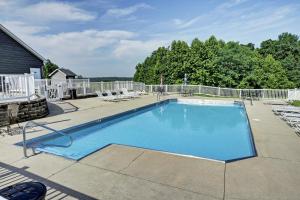 une grande piscine avec des chaises et une clôture dans l'établissement KY Cottage, with hot tub and lake view, on the Bourbon Trail, à Taylorsville