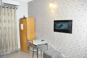 Sjónvarps- og/eða afþreyingartæki á Triple Tee Hotel