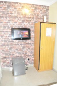 Sjónvarps- og/eða afþreyingartæki á Triple Tee Hotel