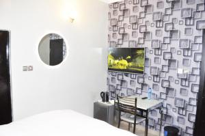 Sjónvarps- og/eða afþreyingartæki á Triple Tee Hotel