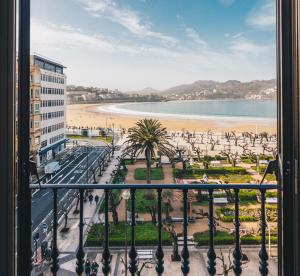 balkon z widokiem na plażę i miasto w obiekcie Alderdi Eder by People Rentals w mieście San Sebastián