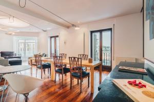salon ze stołem i krzesłami w obiekcie Alderdi Eder by People Rentals w mieście San Sebastián