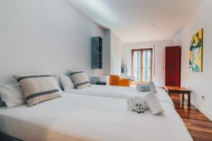 duże białe łóżko z dwoma ręcznikami w obiekcie Alderdi Eder by People Rentals w mieście San Sebastián