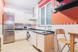 Kuchyň nebo kuchyňský kout v ubytování Haizean apartment by People Rentals