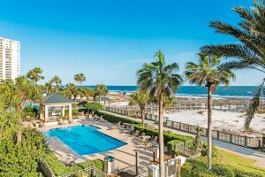 - Vistas aéreas a la piscina y a la playa en The Beach Club Catalina 306 en Gulf Shores