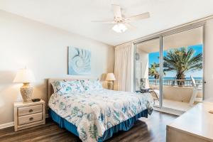 1 dormitorio con cama y vistas al océano en The Beach Club Catalina 306 en Gulf Shores