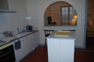 Kuchyň nebo kuchyňský kout v ubytování Villa à 100 m de Tarbes sud