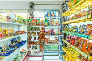 un pasillo de una tienda de comestibles con estanterías de comida en OYO Hotel Rio, en Subteniente López