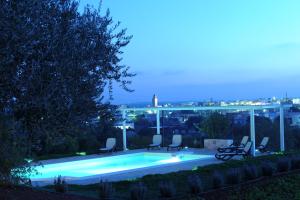 The swimming pool at or close to Antica Aia B&B
