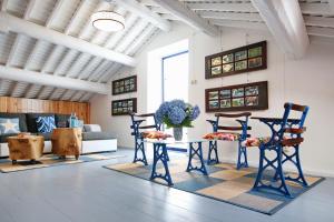 ヴィーラ・フランカ・ド・カンポにあるA Casinha Azulのリビングルーム(テーブル、椅子付)