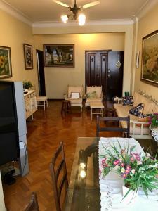 a living room with a dining table and a living room at São Salvador, Flamengo, 3 quartos in Rio de Janeiro