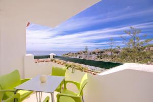 balcón con mesa, sillas y vistas en Apartamentos Torrenueva Park, en La Cala de Mijas