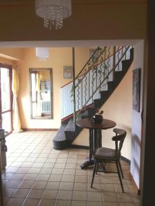 Tehovec的住宿－Apartmány Sedmikráska，走廊设有楼梯、桌子和椅子