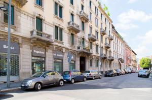una fila de autos estacionados al lado de una calle en Beautiful flat fully furnished in P.ta Romana, en Milán