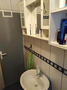 Ένα μπάνιο στο Apartman Mimi +44 φωτογραφίες