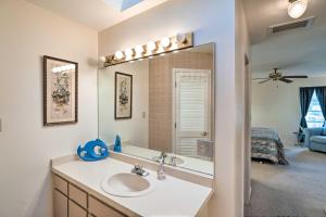 un baño con lavabo y espejo en Canalfront Home with Private Dock - 5 Mi to Beaches!, en Englewood 22 fotos más