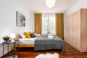 um quarto com uma cama e uma grande janela em Bukowińska 22 by Homeprime em Varsóvia