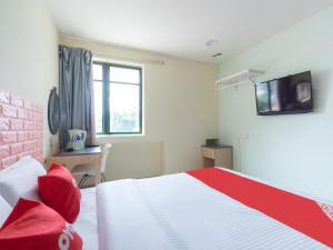 Tempat tidur dalam kamar di OYO 89717 Budget Star Hotel