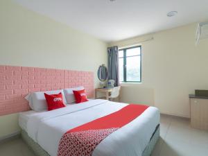 Tempat tidur dalam kamar di OYO 89717 Budget Star Hotel