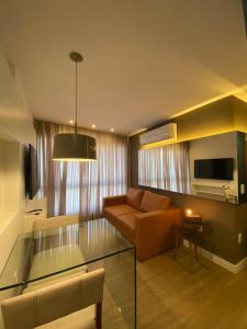 - un salon avec un canapé et une télévision dans l'établissement Apartamento de Luxo em Boa Viagem Perto da Praia., à Récife