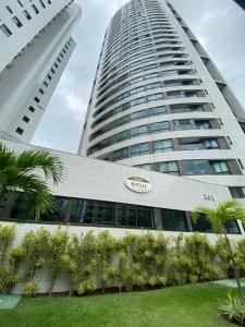 een hoog gebouw met een bord aan de zijkant bij Apartamento de Luxo em Boa Viagem Perto da Praia. in Recife