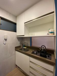 Il comprend une cuisine équipée d'une cuisinière et d'un évier. dans l'établissement Apartamento de Luxo em Boa Viagem Perto da Praia., à Récife