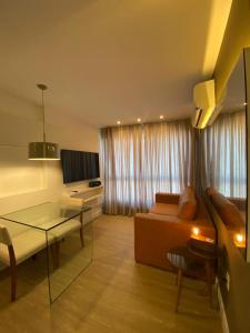 - un salon avec un canapé et une table dans l'établissement Apartamento de Luxo em Boa Viagem Perto da Praia., à Récife