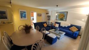 プラヤ・デアロにあるVILLAS COSETTE - Villa Nuriaのリビングルーム(青いソファ、テーブル付)